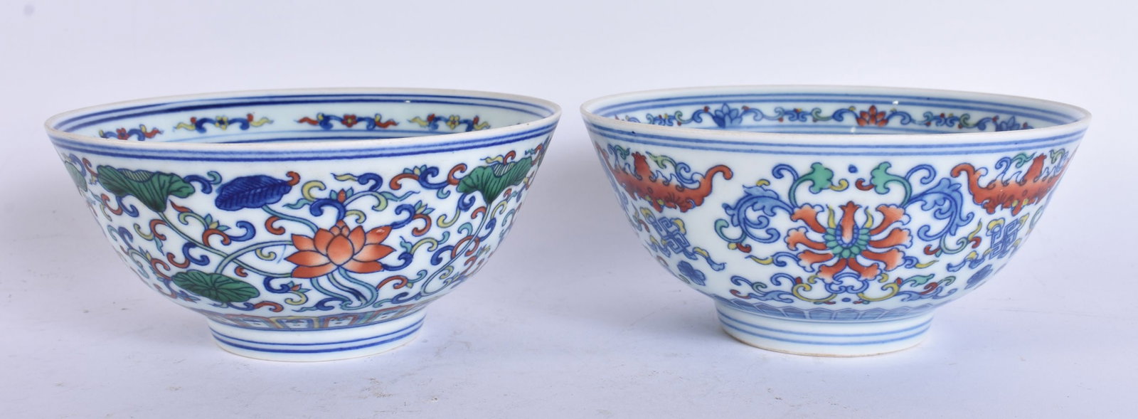 A PAIR OF CHINESE DOUCAI PORCELAIN BOWLS. 14 cm wide. (1 of 4)