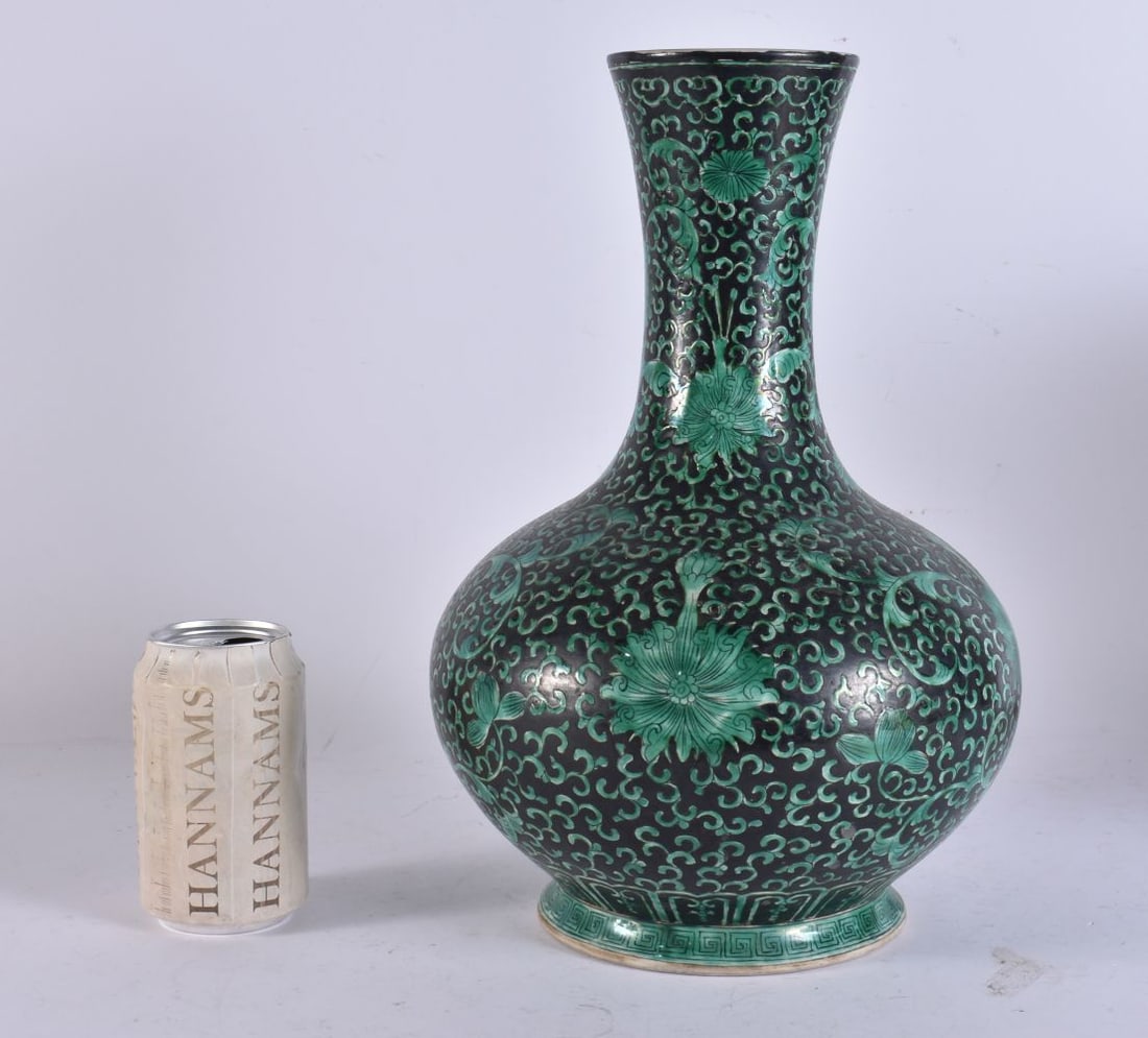 A CHINESE FAMILLE NOIRE VERTE PORCELAIN VASE. 34 cm x 16 cm. (1 of 6)