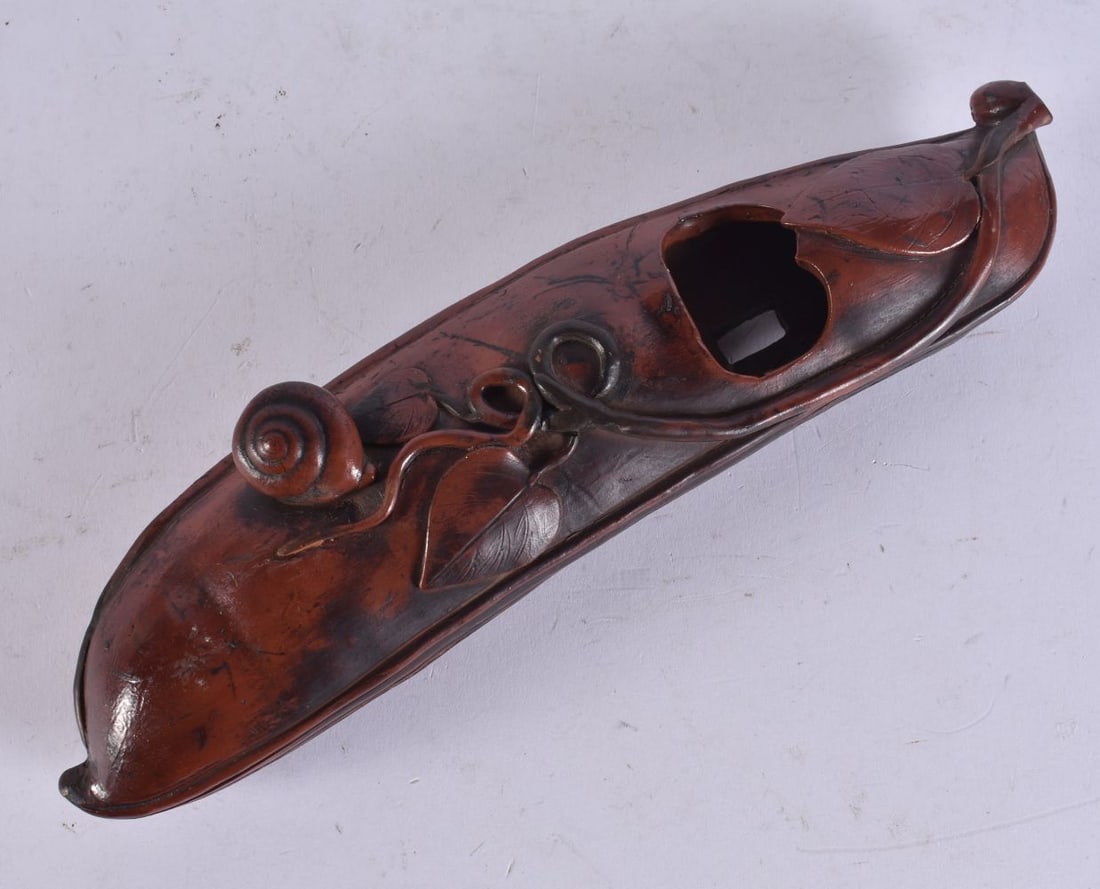 AN EARLY 20TH CENTURY JAPANESE MEIJI PERIOD POTTERY BEAN POCKET. 26.5 cm long. (1 of 3)