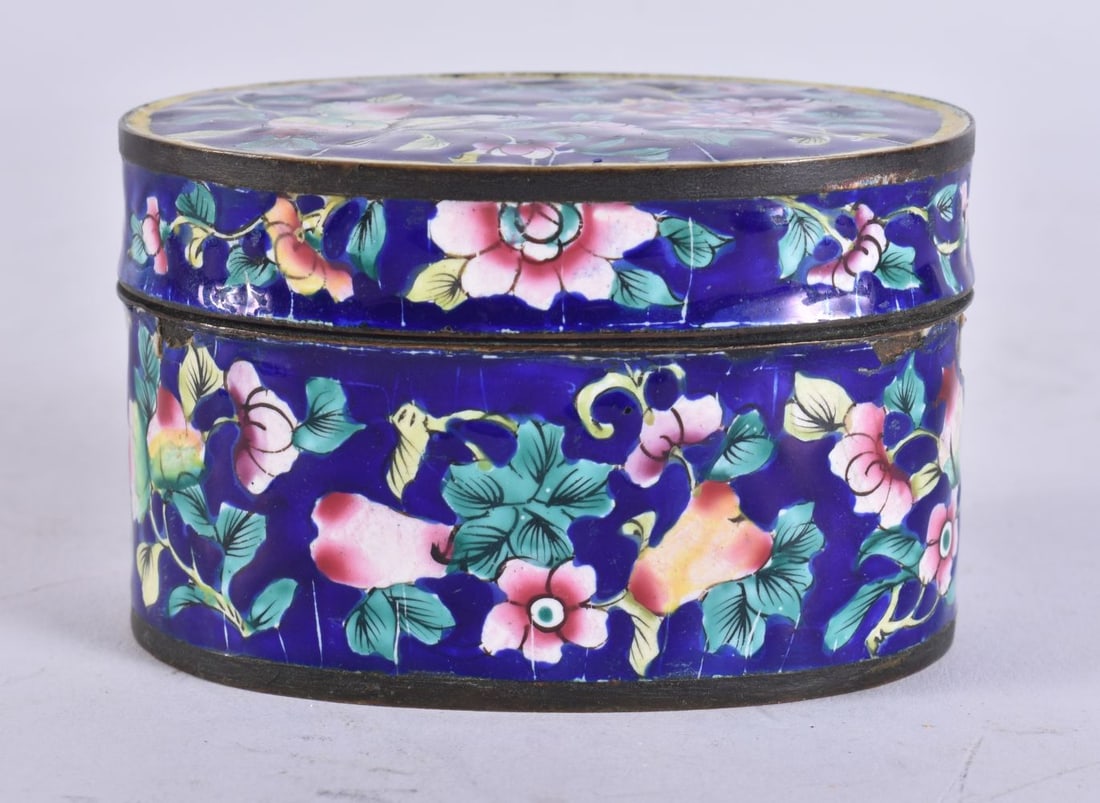 A 19TH CENTURY CHINESE CANTON ENAMEL BOX AND COVER Late Qing, 8.5 cm x 5.5 cm. (1 of 5)