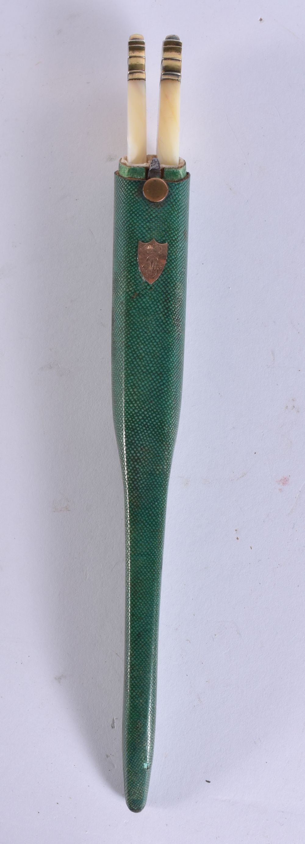 A RARE GEORGE III SHAGREEN GAVET SILVER GILT KNIVES. 20 cm long. (1 of 4)