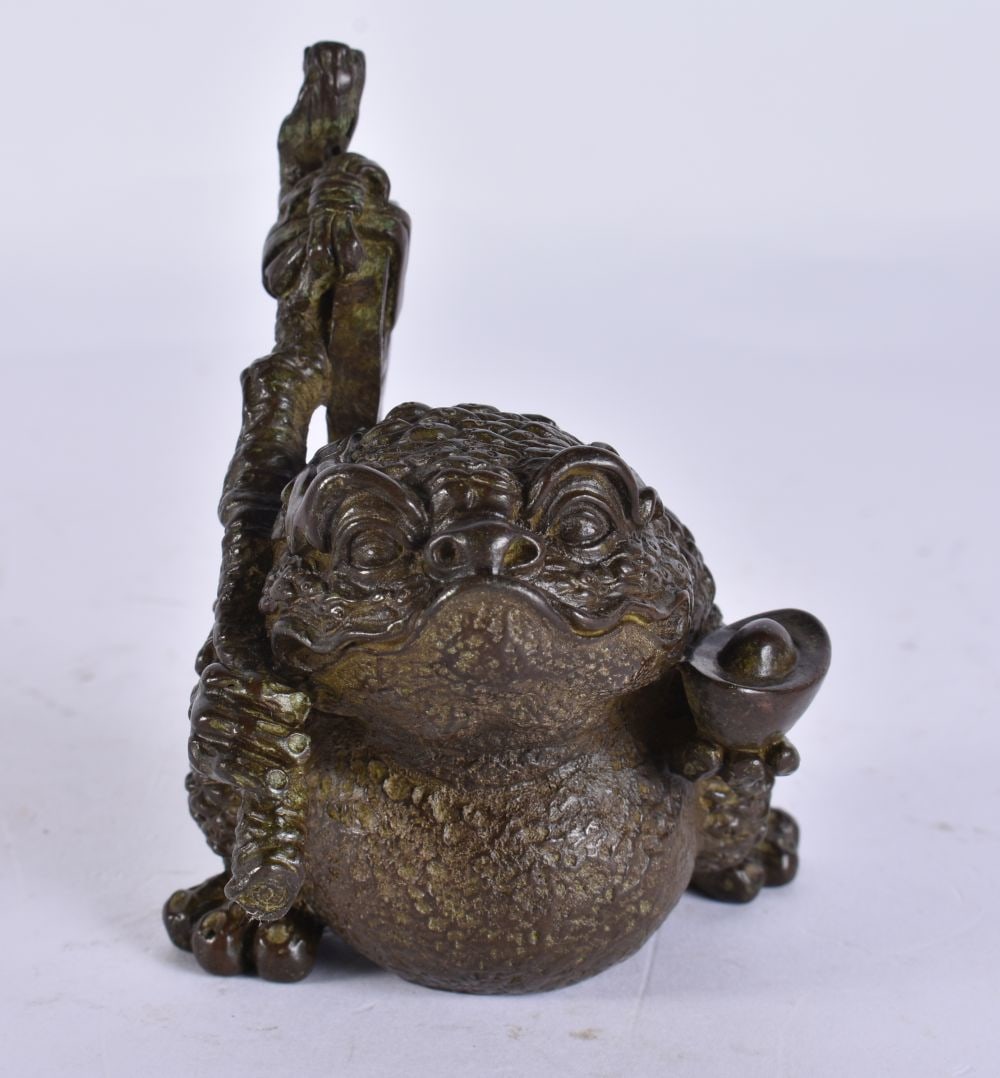 A JAPANESE BRONZE FROG. 11 cm x 5 cm. (1 of 4)