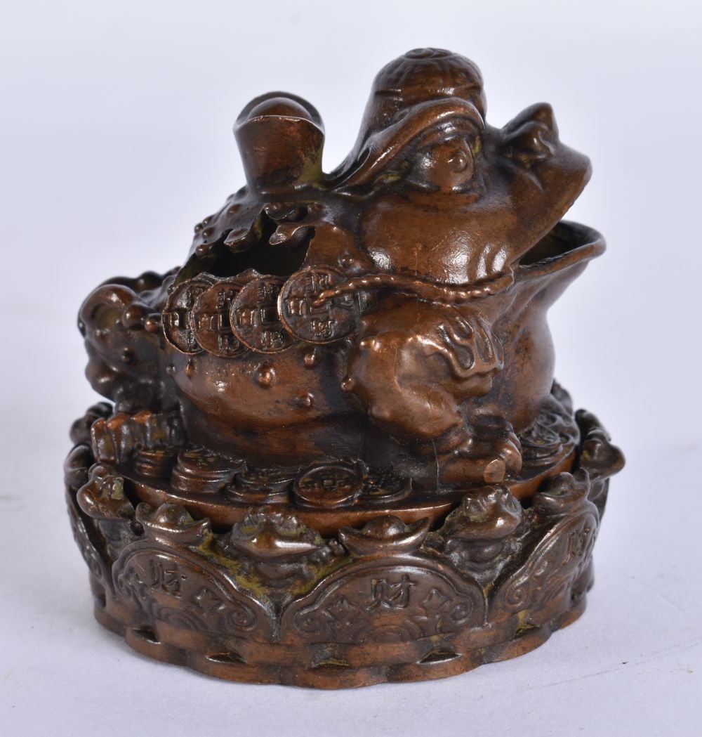 A JAPANESE FROG BRONZE CENSER AND COVER. 8 cm wide. (1 of 4)