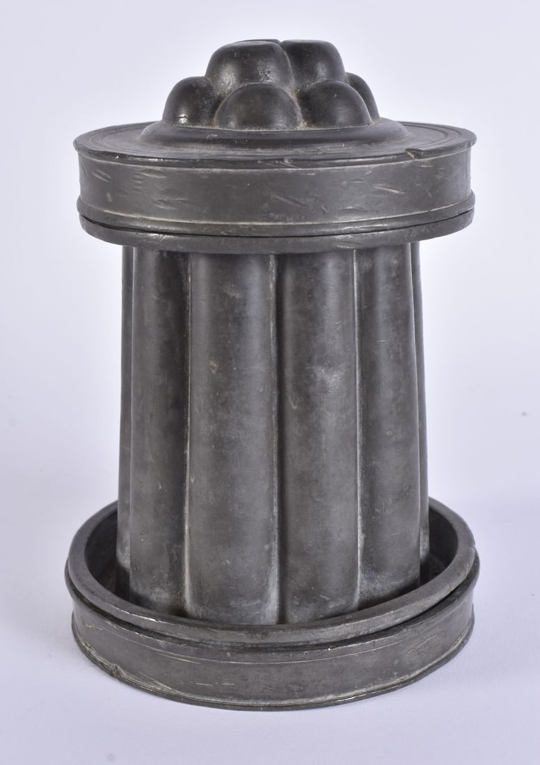 AN UNUSUAL VICTORIAN PEWTER JELLY MOULD AND COVER. 17 cm high. (1 of 5)
