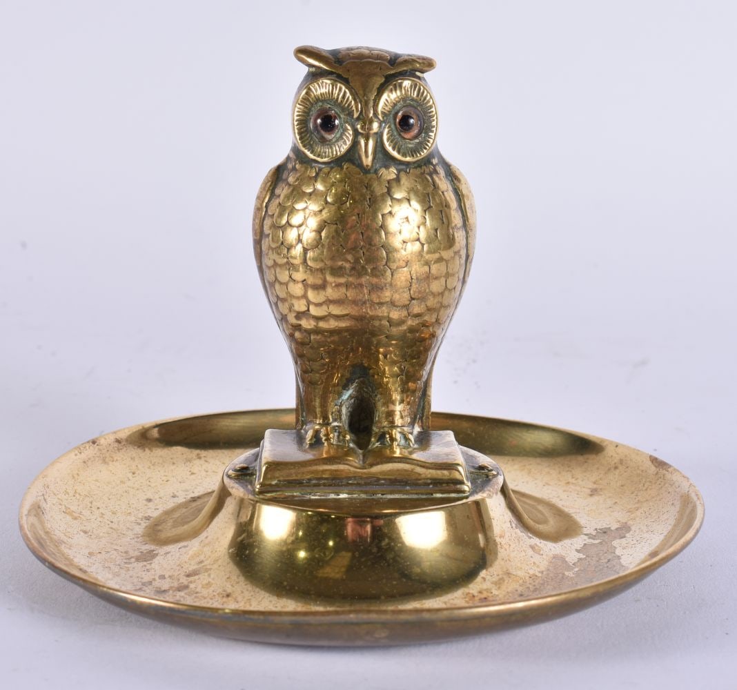 AN EDWARDIAN BRASS GLASS EYED OWL DESK STAND. 11 cm x 11 cm.: AN EDWARDIAN BRASS GLASS EYED OWL DESK STAND. 11 cm x 11 cm.