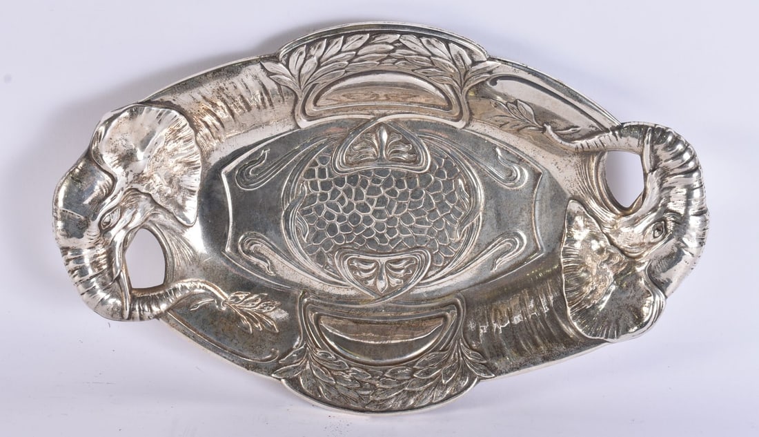 AN ART DECO TWIN HANDLED ELEPHANT AND LEAF DISH in the manner of WMF. 34 cm x 20 cm.: AN ART DECO TWIN HANDLED ELEPHANT AND LEAF DISH in the manner of WMF. 34 cm x 20 cm.