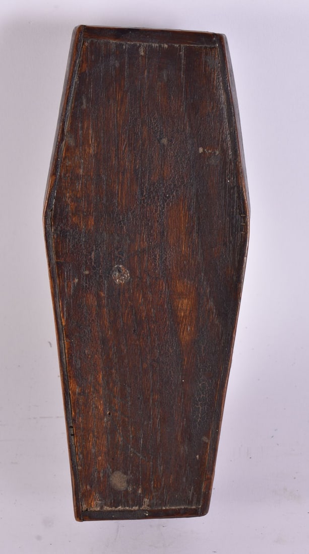 AN UNUSUAL ANTIQUE FOLK ART CARVED WOOD MEMENTO MORI COFFIN. 20 cm x 8 cm.: AN UNUSUAL ANTIQUE FOLK ART CARVED WOOD MEMENTO MORI COFFIN. 20 cm x 8 cm.