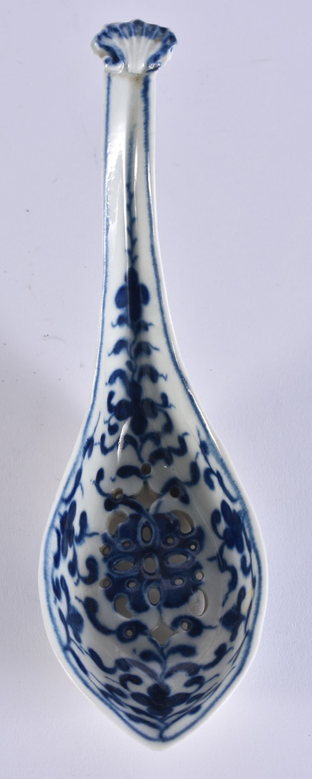 A FINE 18TH CENTURY WORCESTER BLUE AND WHITE PORCELAIN SPOON. 12 cm long. (1 of 4)