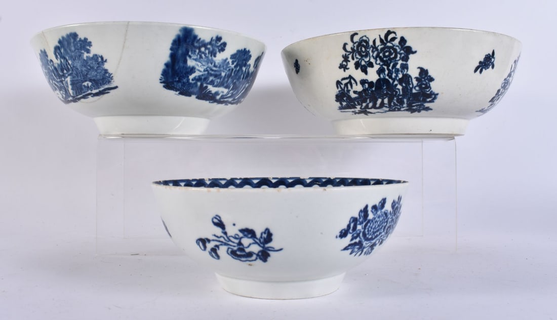 THREE 18TH CENTURY LIVERPOOL BLUE AND WHITE PORCELAIN BOWLS. Largest 21 cm wide. (3) (1 of 7)