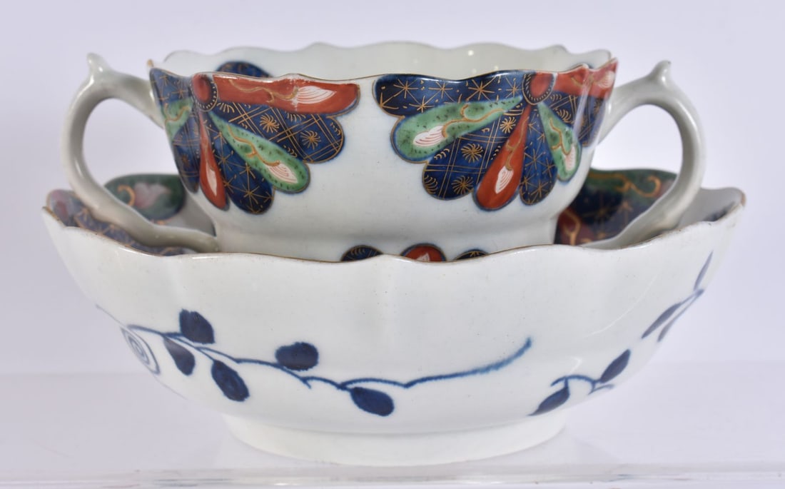 AN 18TH CENTURY WORCESTER JAPAN FAN PATTERN CHOCOLATE CUP AND STAND. 13 cm wide. (1 of 6)