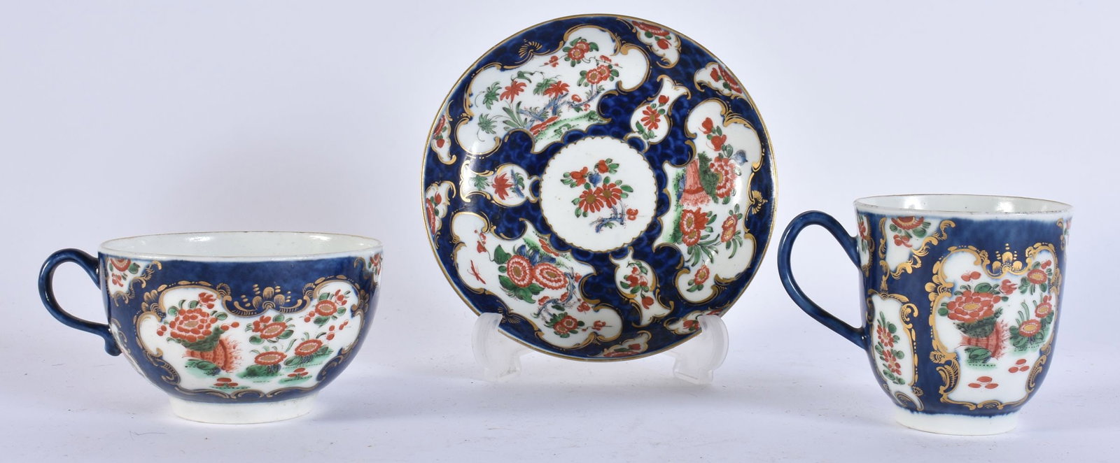 AN 18TH CENTURY WORCESTER BLUE SCALE PORCELAIN TRIO. 10.5 cm wide. (3) (1 of 11)