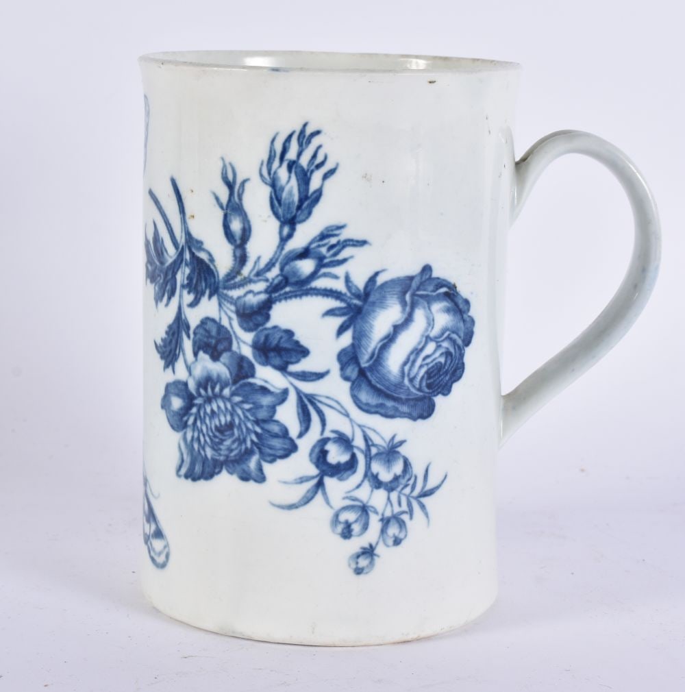 AN 18TH CENTURY WORCESTER BLUE AND WHITE MUG decorated with floral sprays. 14.5 cm high. (1 of 5)