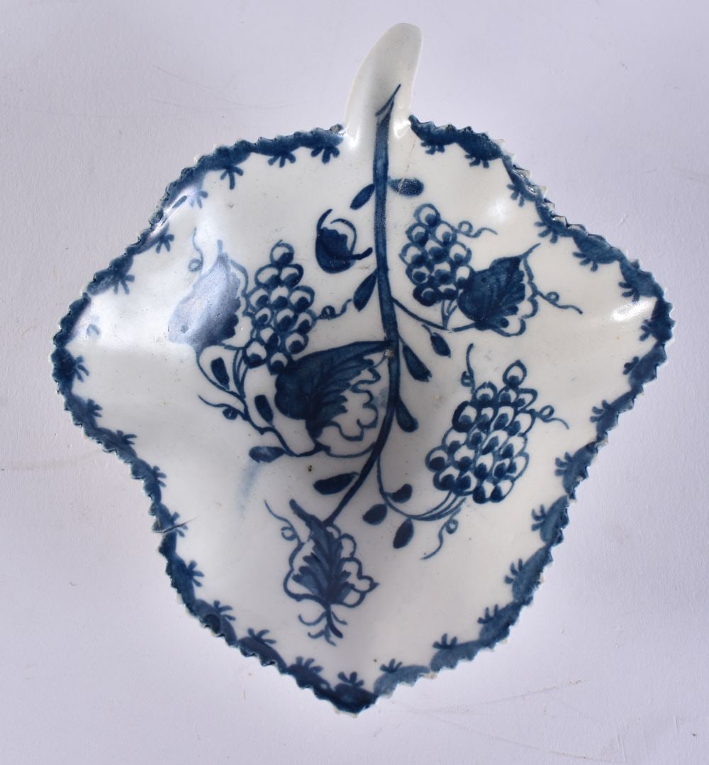 AN 18TH CENTURY LOWESTOFT BLUE AND WHITE PICKLE DISH. 10.5 cm x 8.5 cm.: AN 18TH CENTURY LOWESTOFT BLUE AND WHITE PICKLE DISH. 10.5 cm x 8.5 cm.