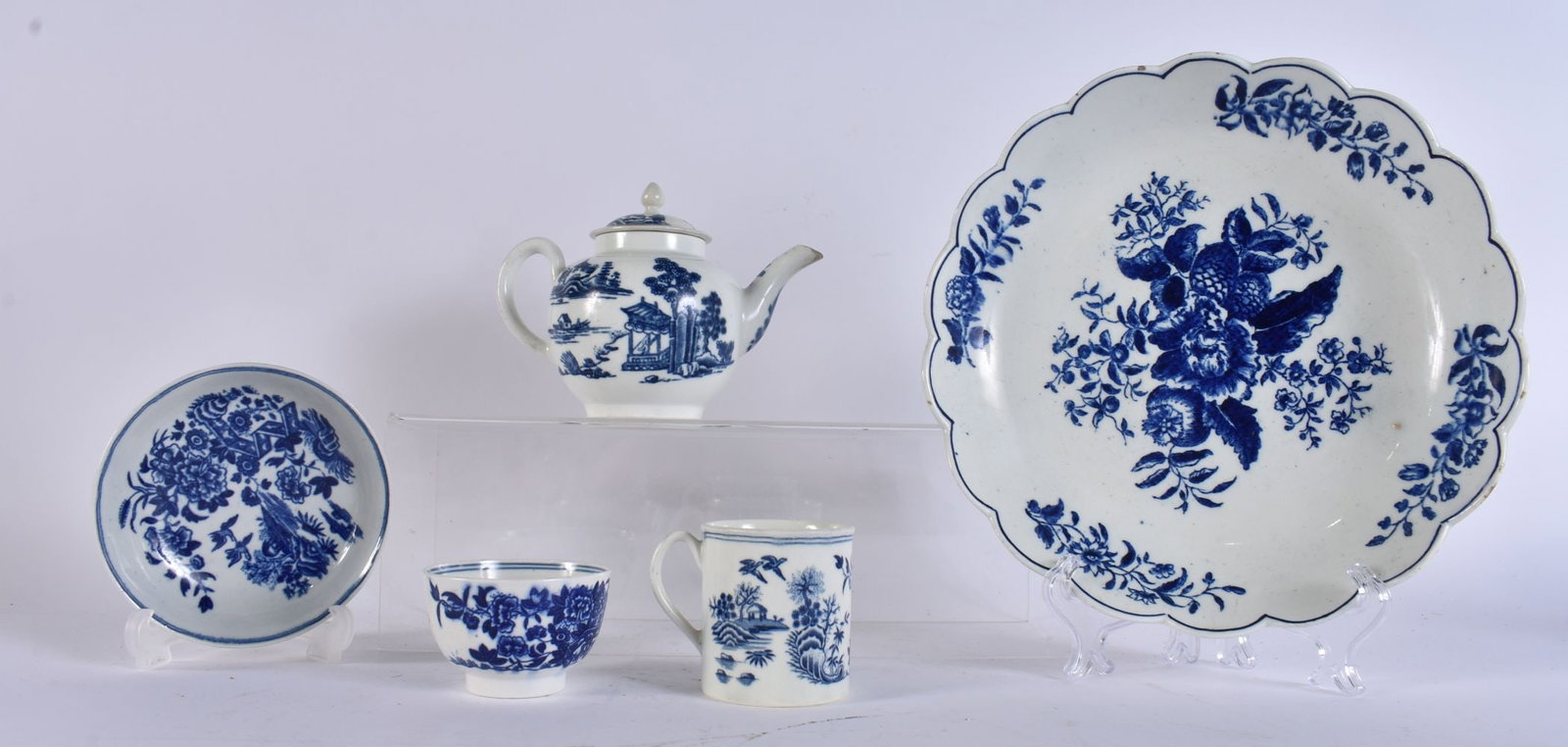 ASSORTED 18TH CENTURY WORCESTER BLUE AND WHITE PORCELAIN. 22 cm wide. (5) (1 of 11)