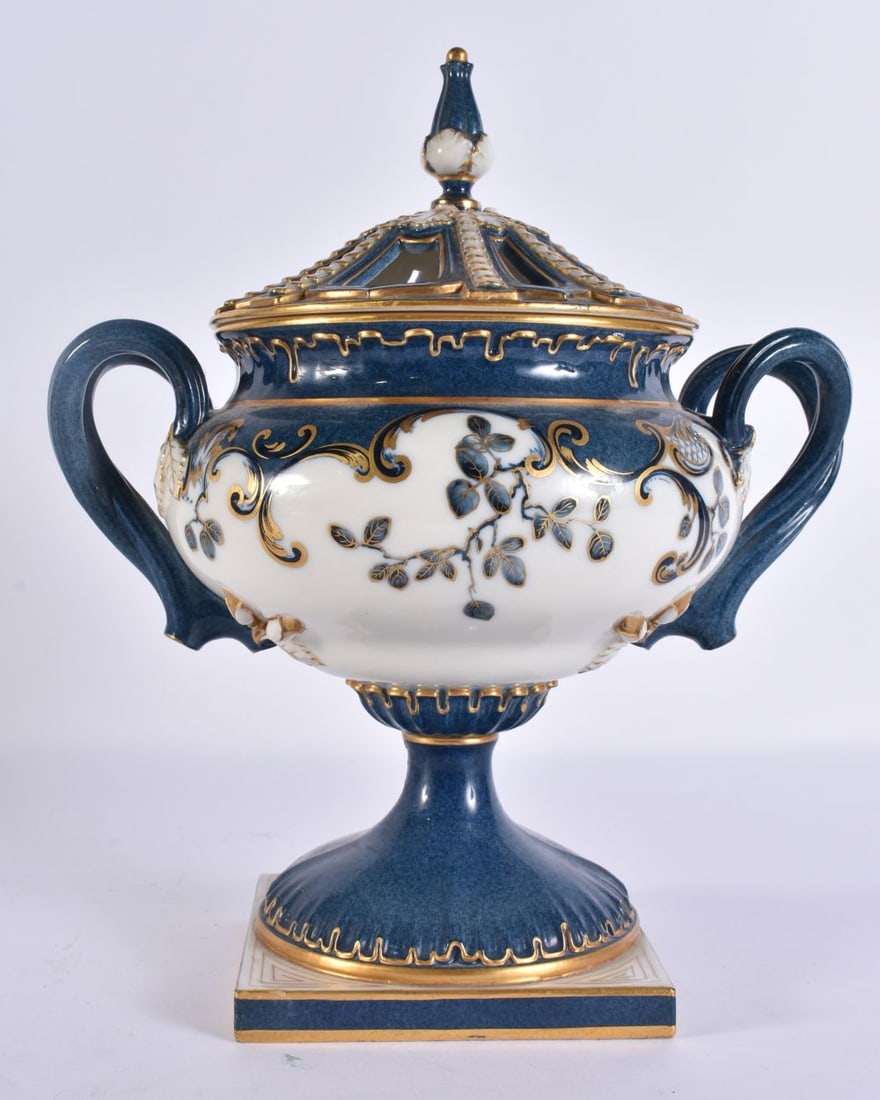 A FINE ROYAL WORCESTER PORCELAIN POT POURRI AND COVER with inner cover, painted with a hummingbird i: A FINE ROYAL WORCESTER PORCELAIN POT POURRI AND COVER with inner cover, painted with a hummingbird in flight, by R Austin C1912. 25 cm high.