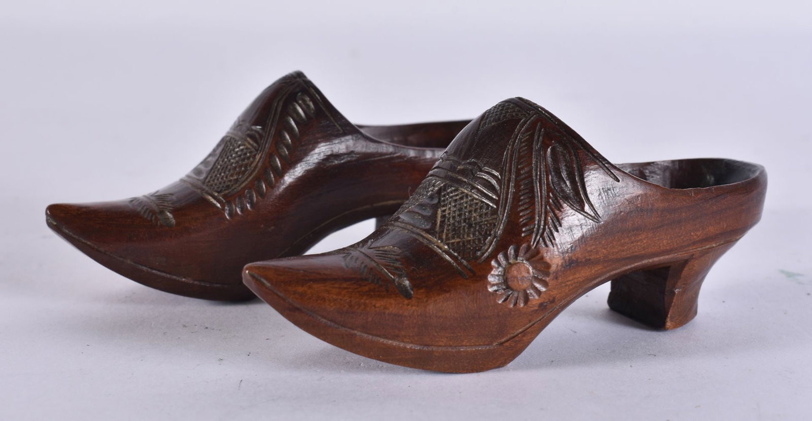 A PAIR OF ANTIQUE TREEN CLOGS. 8.5 cm wide. (1 of 4)
