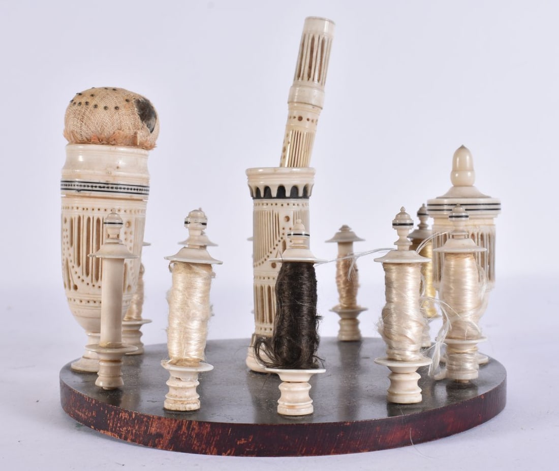 AN UNUSUAL EARLY 19TH CENTURY PRISONER OF WAR SEWING COMPENDIUM. 13 cm wide. (1 of 3)