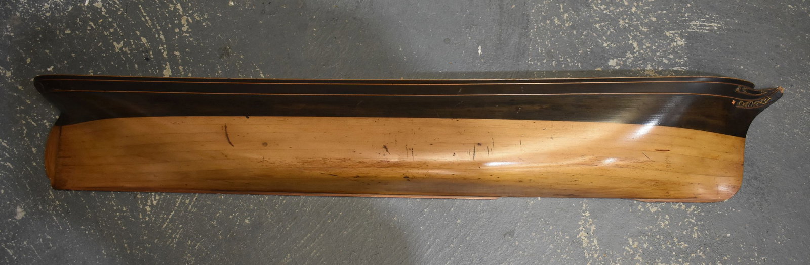 A LOVELY LARGE ANTIQUE SHIP BUILDERS CARVED WOOD SHIPS HALF HULL. 128 cm x 22 cm. (1 of 4)