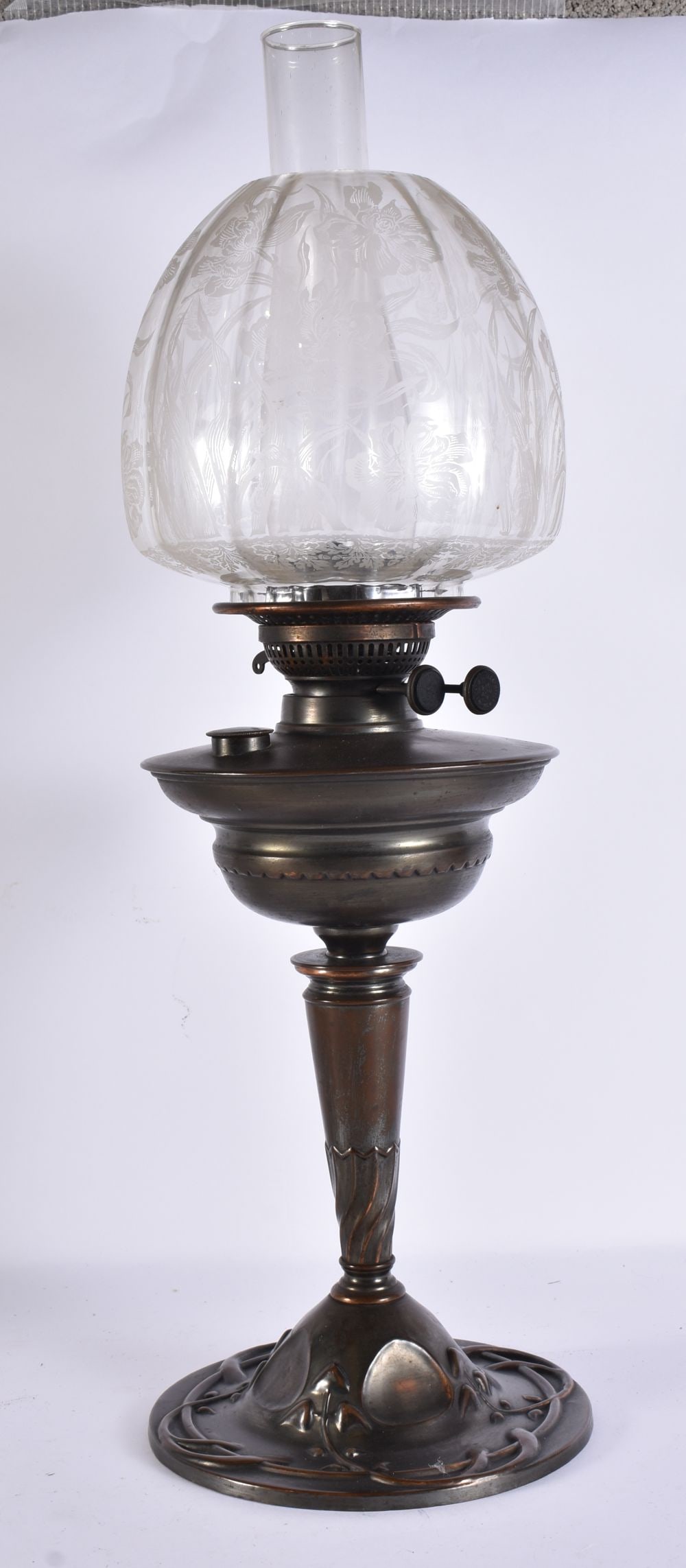 AN ART NOUVEAU COPPER OIL LAMP. 39 cm high not including funnel and shade.: AN ART NOUVEAU COPPER OIL LAMP. 39 cm high not including funnel and shade.
