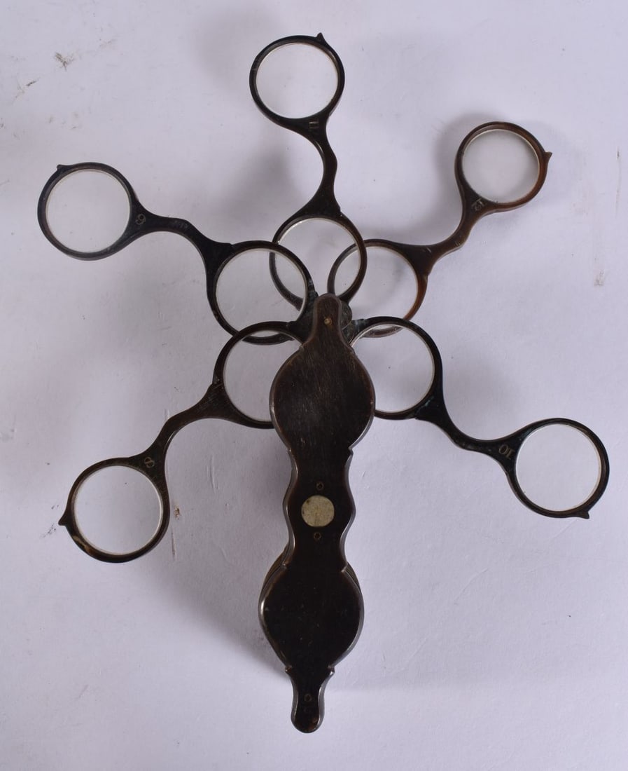 A VERY RARE FIVE SECTION PAIR OF HORN LORGNETTES. 20 cm long extended.: A VERY RARE FIVE SECTION PAIR OF HORN LORGNETTES. 20 cm long extended.