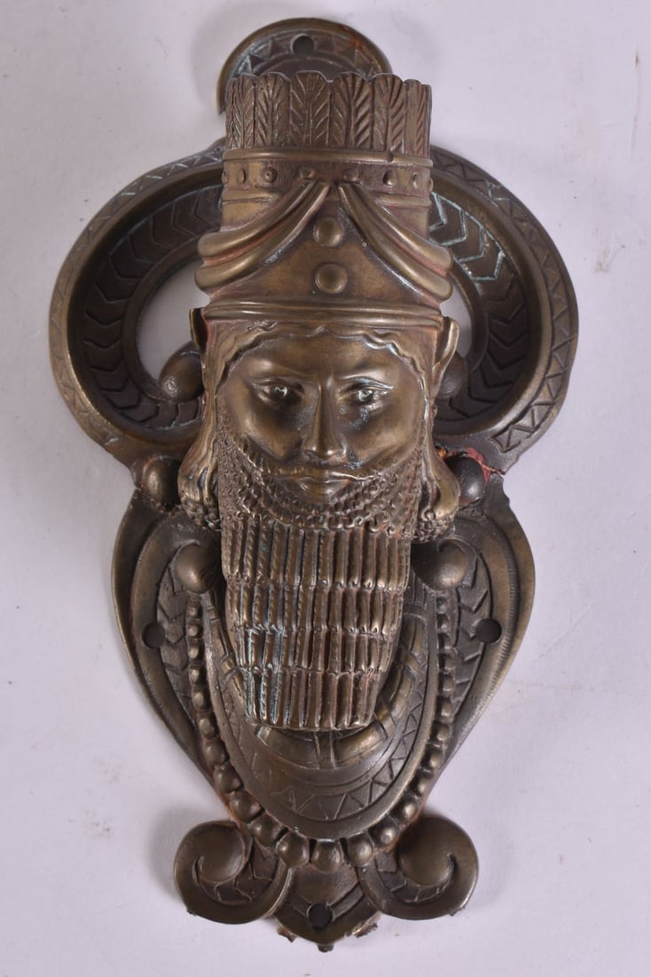 AN UNUSUAL 19TH CENTURY EUROPEAN GRAND TOUR BRONZE ASSYRIAN WALL MOUNT possibly a door knocker. 17.5: AN UNUSUAL 19TH CENTURY EUROPEAN GRAND TOUR BRONZE ASSYRIAN WALL MOUNT possibly a door knocker. 17.5 cm x 9.5 cm.