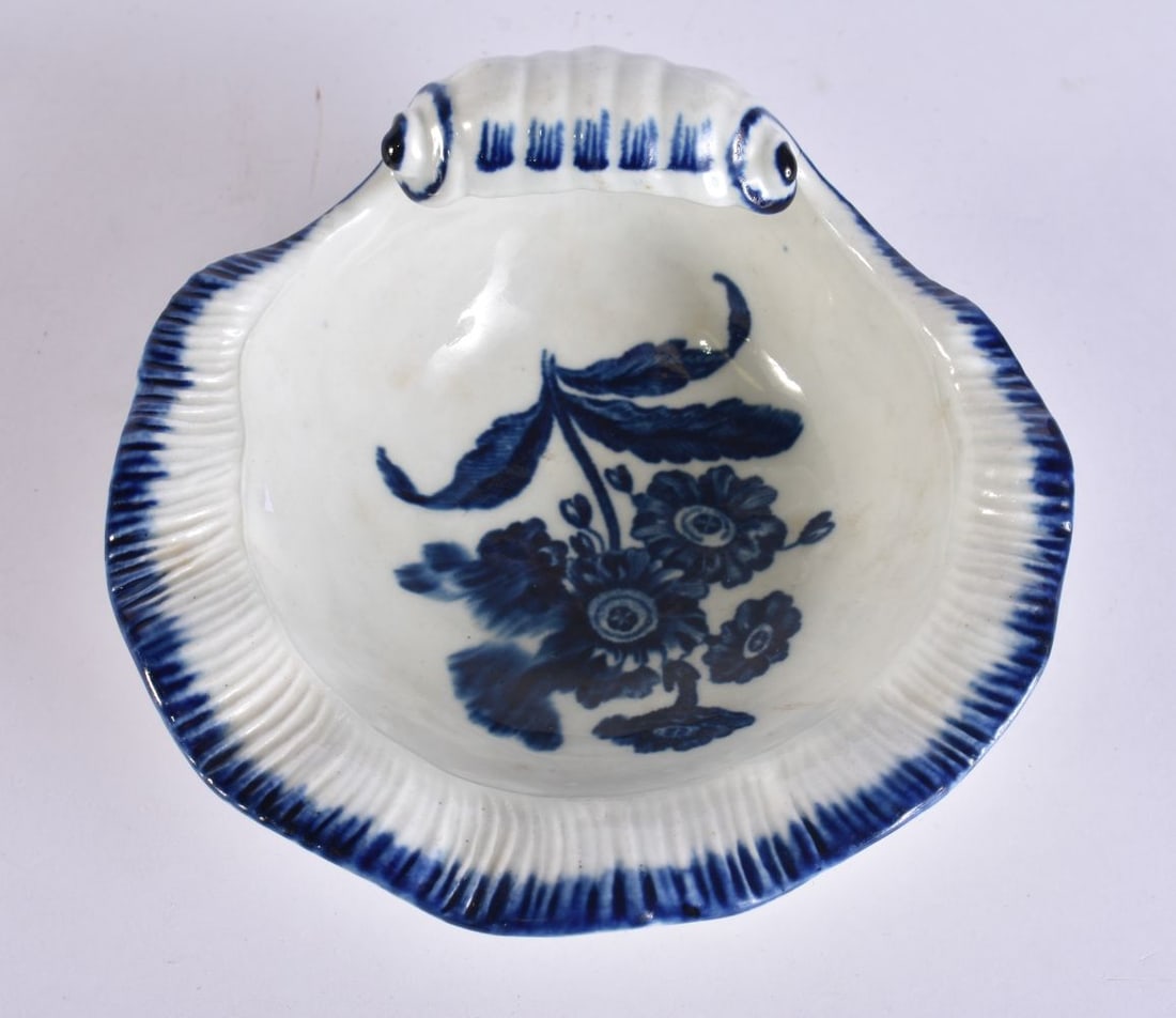 A VERY UNUSUAL 18TH CENTURY ENGLISH PORCELAIN LEAF SHAPED DISH Caughley or Worcester. 13 cm x 12 cm. (1 of 5)