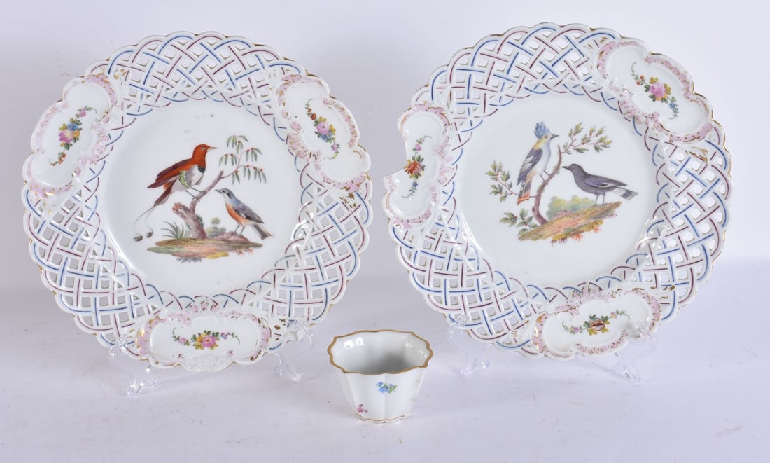 A PAIR OF MEISSEN PORCELAIN RETICULATED PLATES together with a Meissen teabowl. 22 cm wide. (3) (1 of 8)
