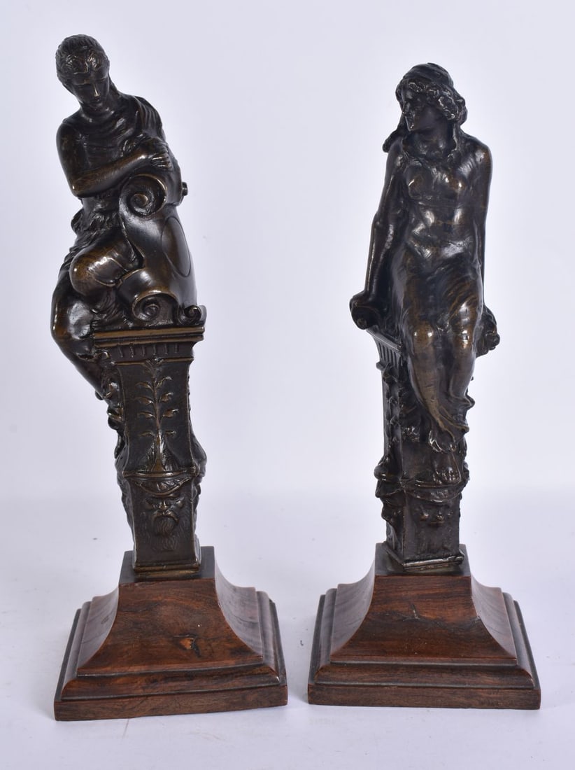 A PAIR OF 18TH/19TH CENTURY EUROPEAN GRAND TOUR BRONZE FIGURES modelled as figures clutching shields: A PAIR OF 18TH/19TH CENTURY EUROPEAN GRAND TOUR BRONZE FIGURES modelled as figures clutching shields upon pedestals. 22.5 cm high.