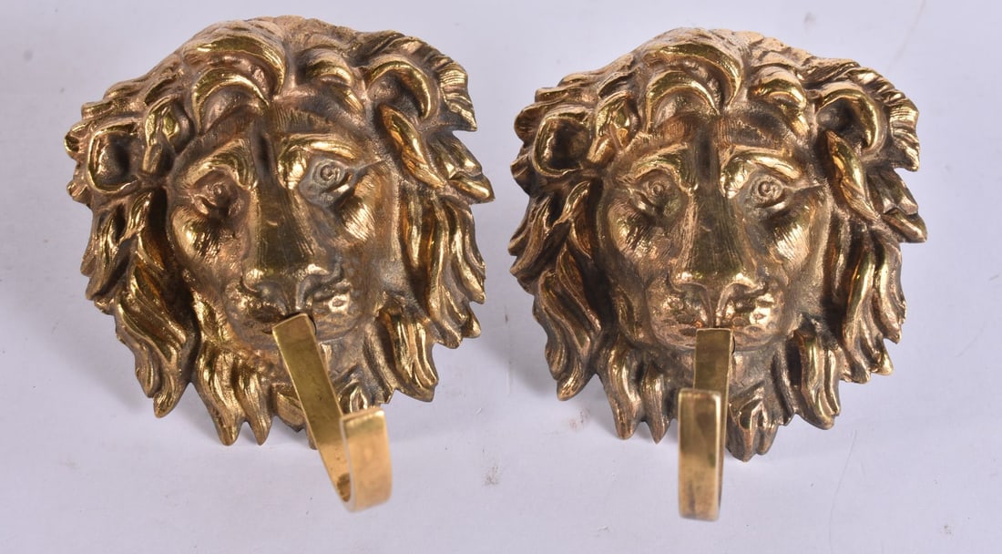 A PAIR OF GEORGE III BRONZE LION HEAD HOOKS. 9.25 cm wide. (1 of 4)