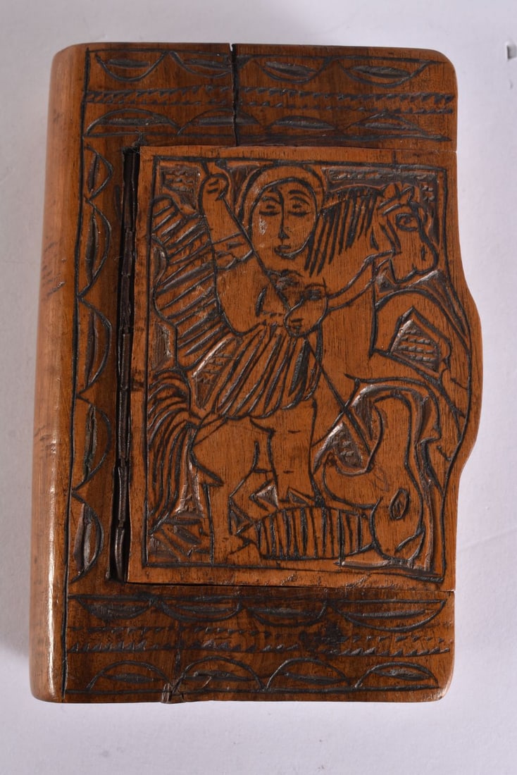 AN ANTIQUE SOUTHERN EUROPEAN TREEN WOOD SNUFF BOX. 11 cm x 7 cm. (1 of 4)