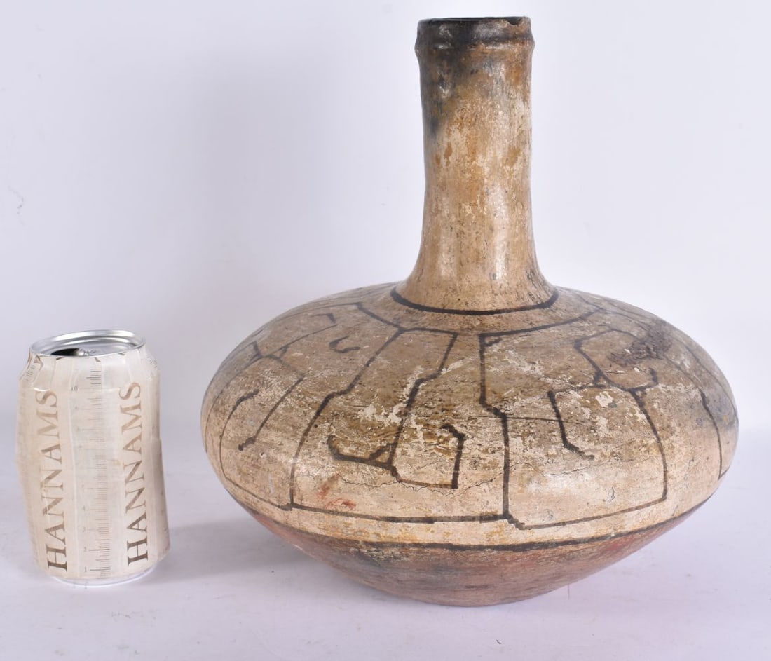 AN EARLY SOUTH AMERICAN POTTERY BULBOUS VASE. 28 cm x 22 cm.: AN EARLY SOUTH AMERICAN POTTERY BULBOUS VASE. 28 cm x 22 cm.