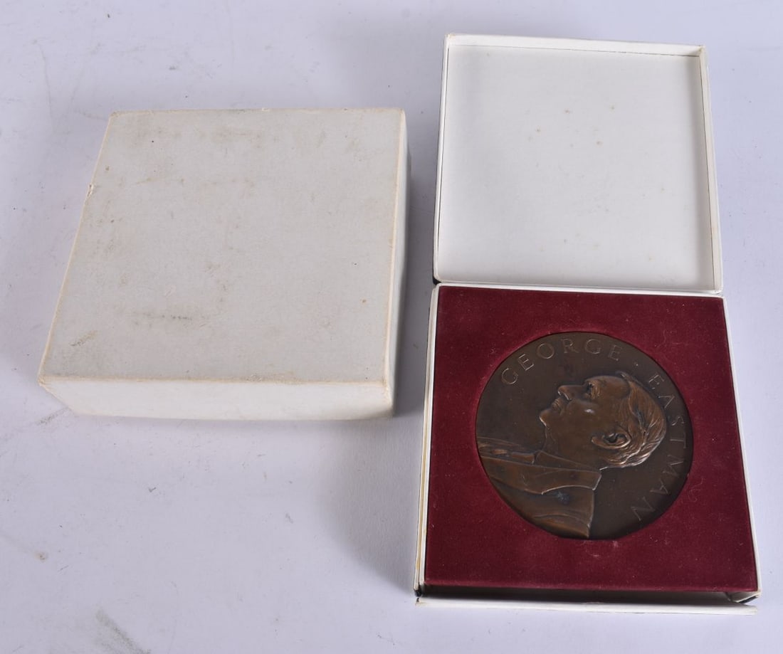 A BOXED KODAK 25 YEAR SERVICE MEDALLION. 11 cm wide. (1 of 3)