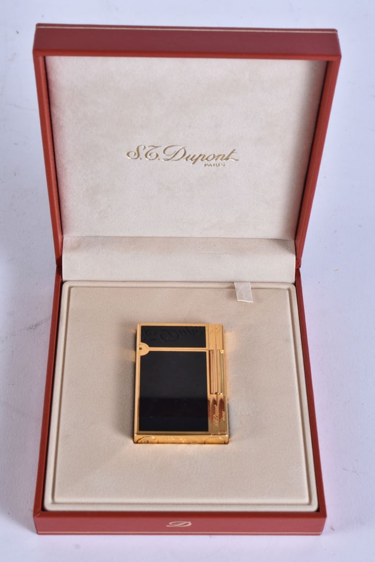 A BOXED ST DUPONT LIGHTER. 6 cm high. (1 of 5)