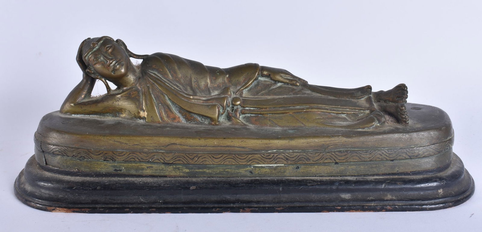 AN ANTIQUE SOUTH EAST ASIAN BRONZE BUDDHA. 28 cm wide.: AN ANTIQUE SOUTH EAST ASIAN BRONZE BUDDHA. 28 cm wide.