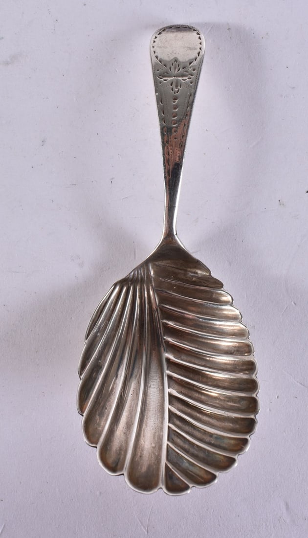 A VICTORIAN SILVER CADDY SPOON. 12 grams. 8.5 cm long. (1 of 3)
