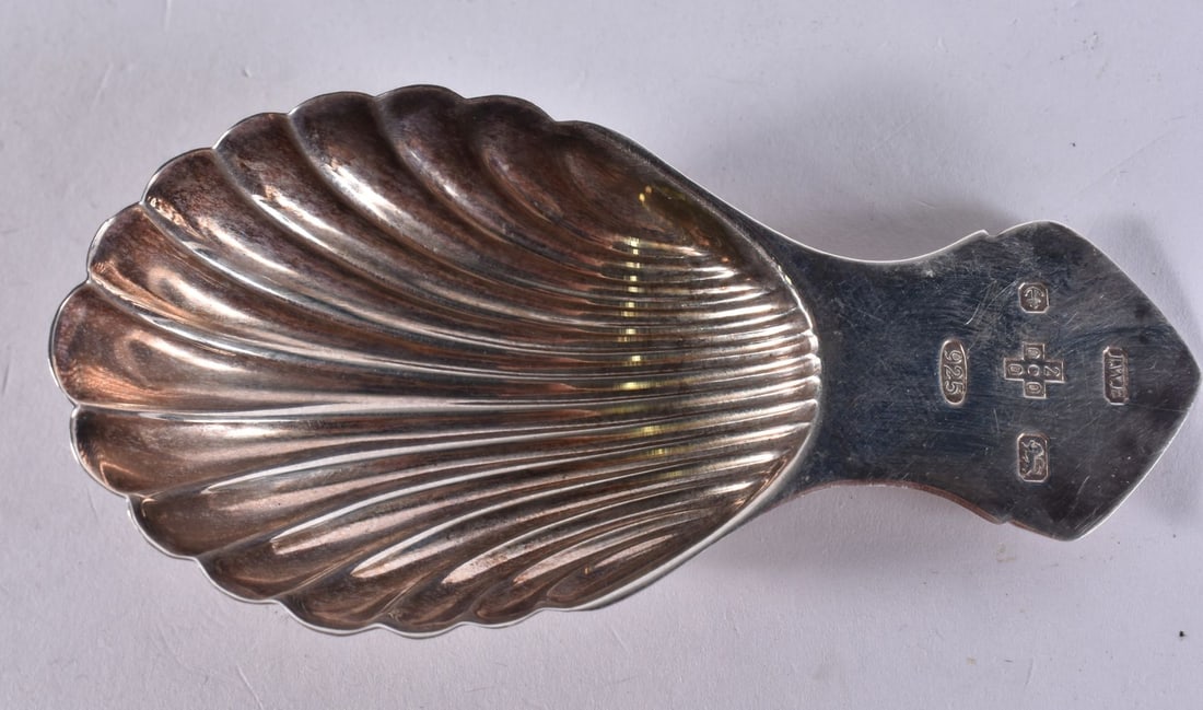 A SILVER SHELL CADDY SPOON. 19 grams. 7.5 cm wide. (1 of 3)