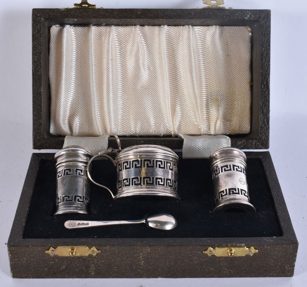 A BOXED SILVER CRUET SET. Silver 47 grams. (4) (1 of 4)