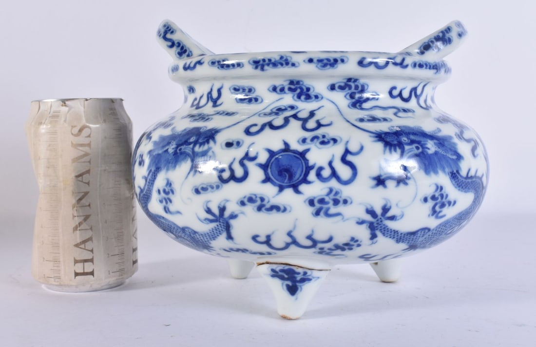 A 19TH CENTURY CHINESE TWIN HANDLED BLUE AND WHITE PORCELAIN CENSER bearing Qianlong marks to base.: A 19TH CENTURY CHINESE TWIN HANDLED BLUE AND WHITE PORCELAIN CENSER bearing Qianlong marks to base. 18 cm x 14 cm.