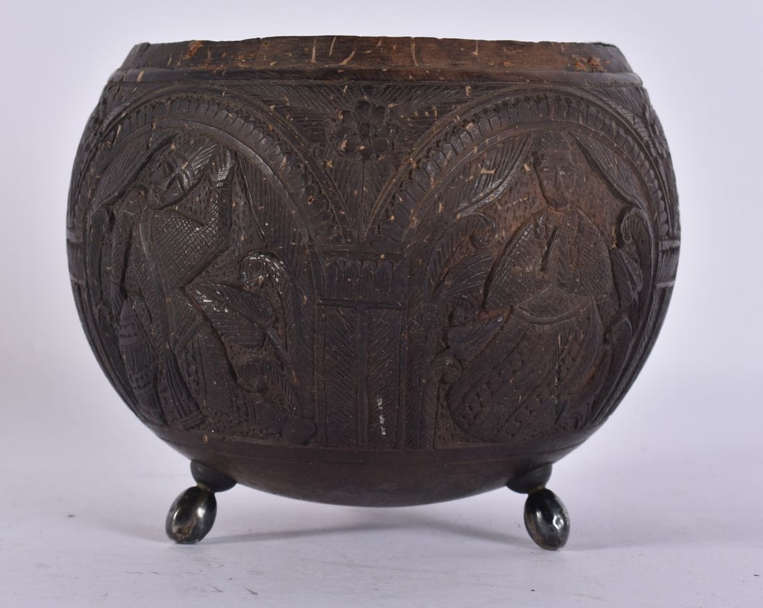A 19TH CENTURY ANGLO INDIAN COCONUT CUP. 11 cm wide. (1 of 5)