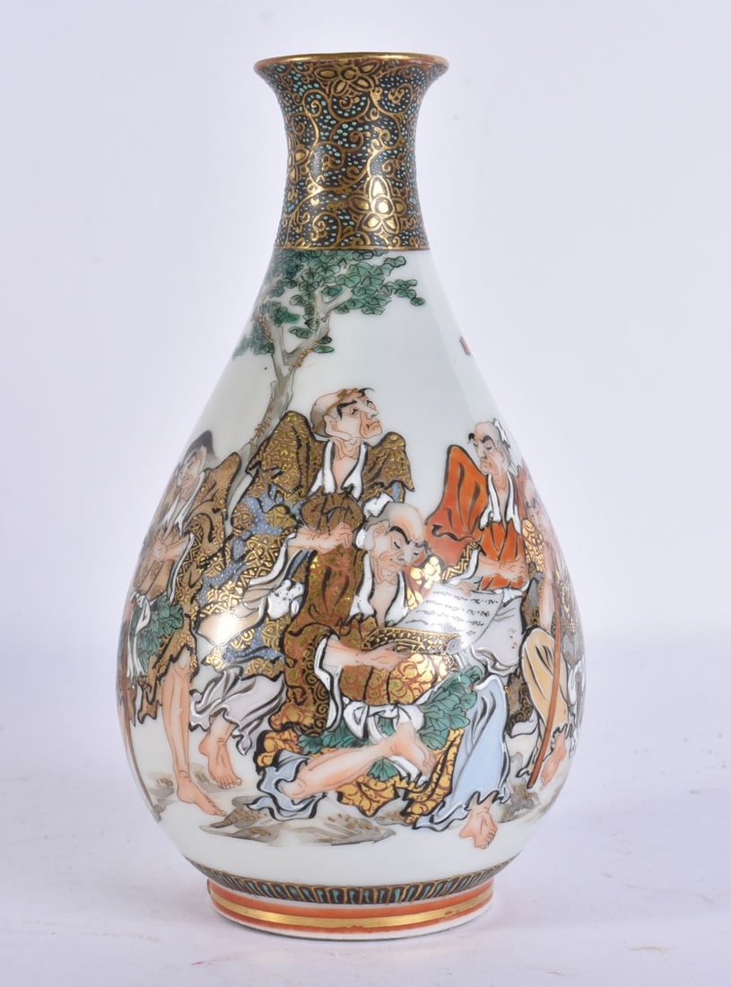 AN EARLY 20TH CENTURY JAPANESE MEIJI PERIOD KUTANI PORCELAIN VASE painted with immortals. 15 cm high (1 of 3)