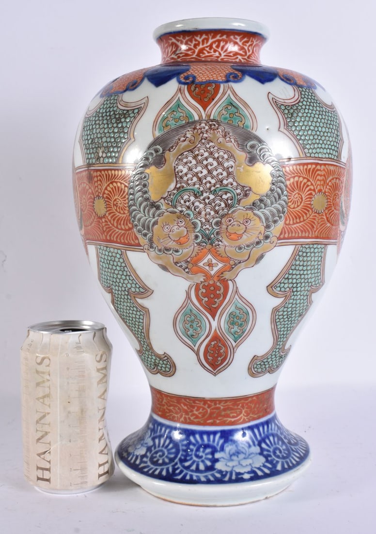A LARGE 19TH CENTURY JAPANESE MEIJI PERIOD IMARI VASE. 33 cm high.: A LARGE 19TH CENTURY JAPANESE MEIJI PERIOD IMARI VASE. 33 cm high.