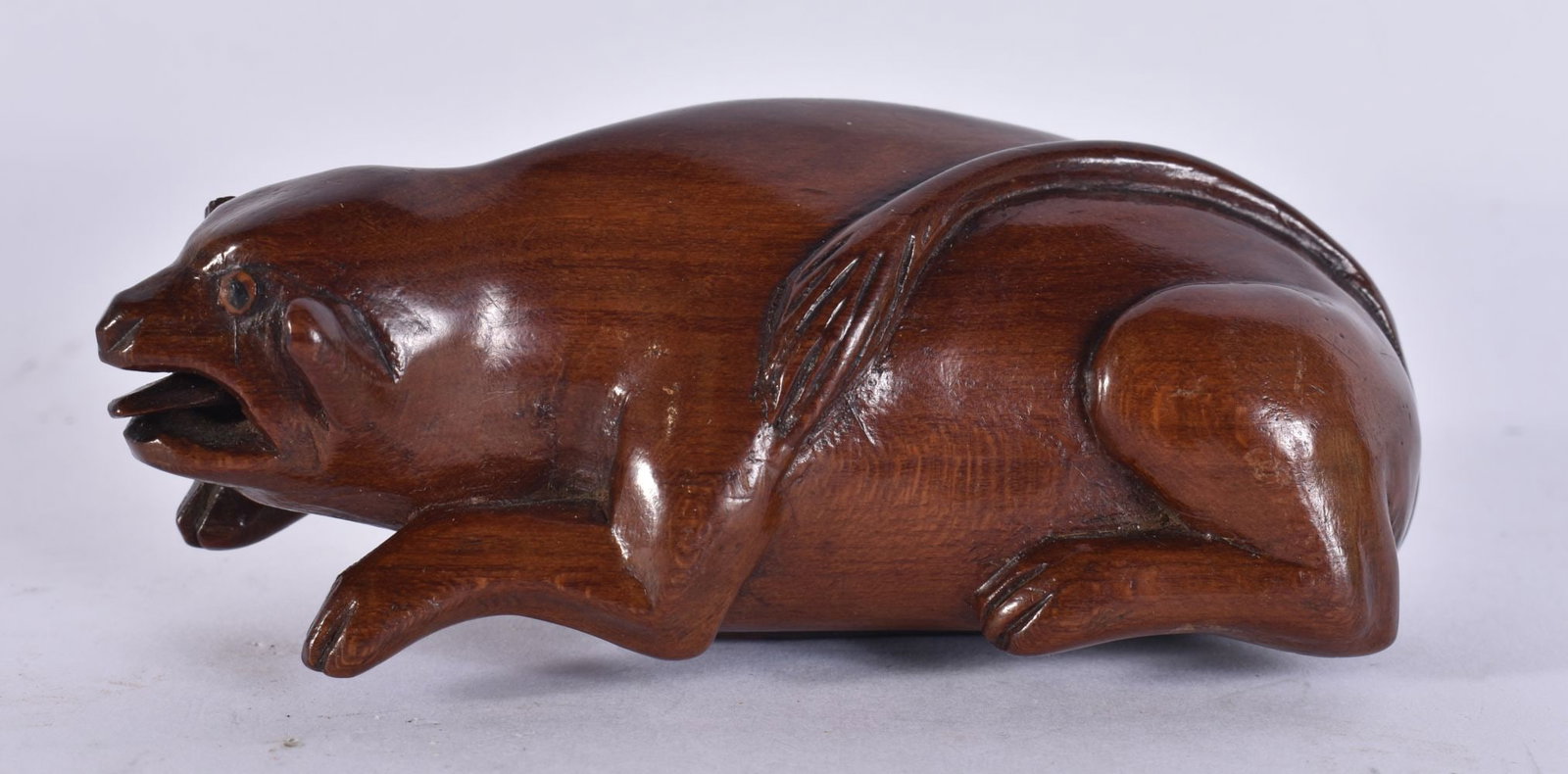 AN 18TH/19TH CENTURY EUROPEAN TREEN CARVED WOOD SNUFF BOX formed as a recumbent animal. 10 cm wide. (1 of 3)
