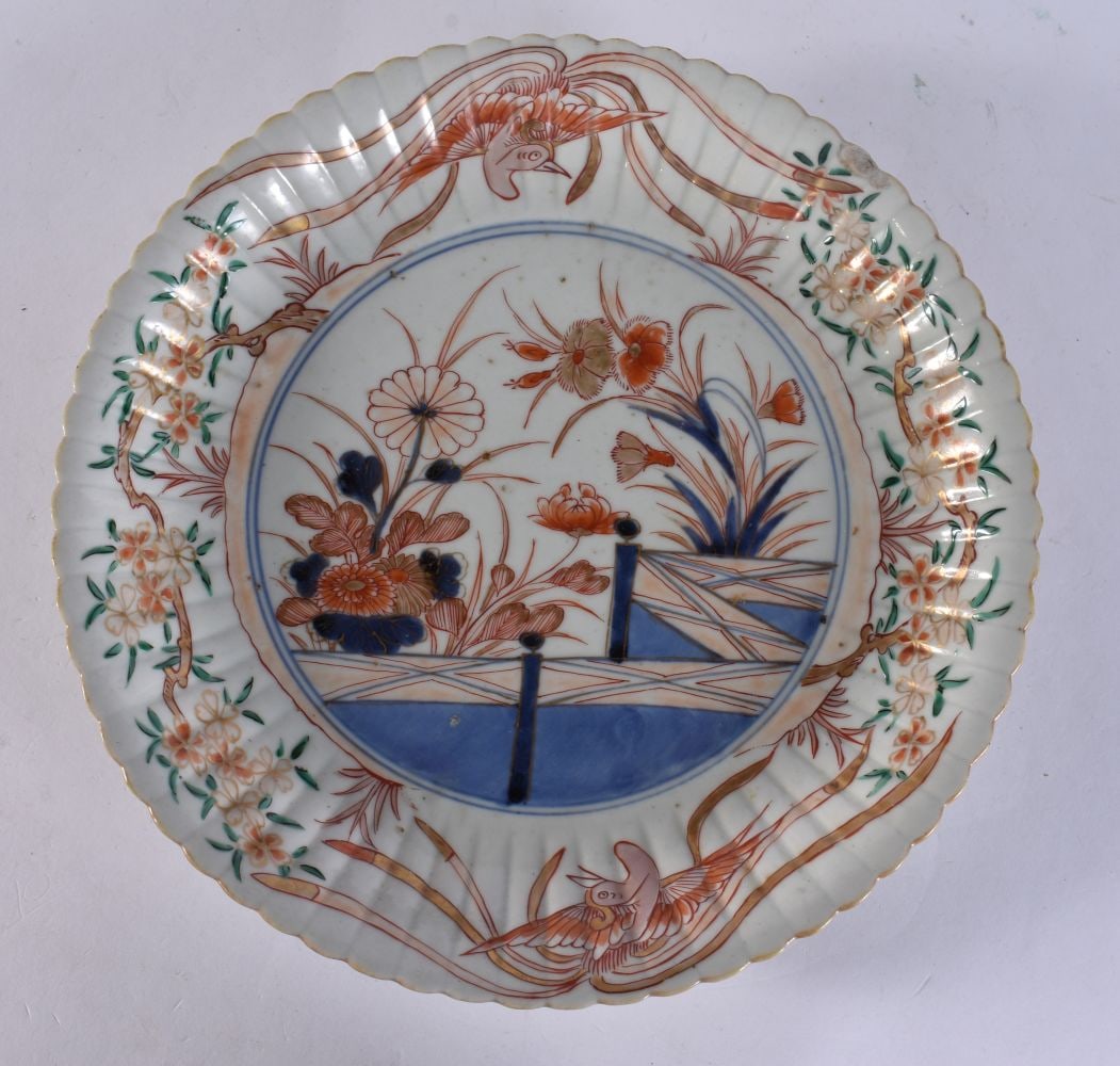 AN EARLY 18TH CENTURY JAPANESE EDO PERIOD FLUTED IMARI DISH. 25 cm wide.: AN EARLY 18TH CENTURY JAPANESE EDO PERIOD FLUTED IMARI DISH. 25 cm wide.