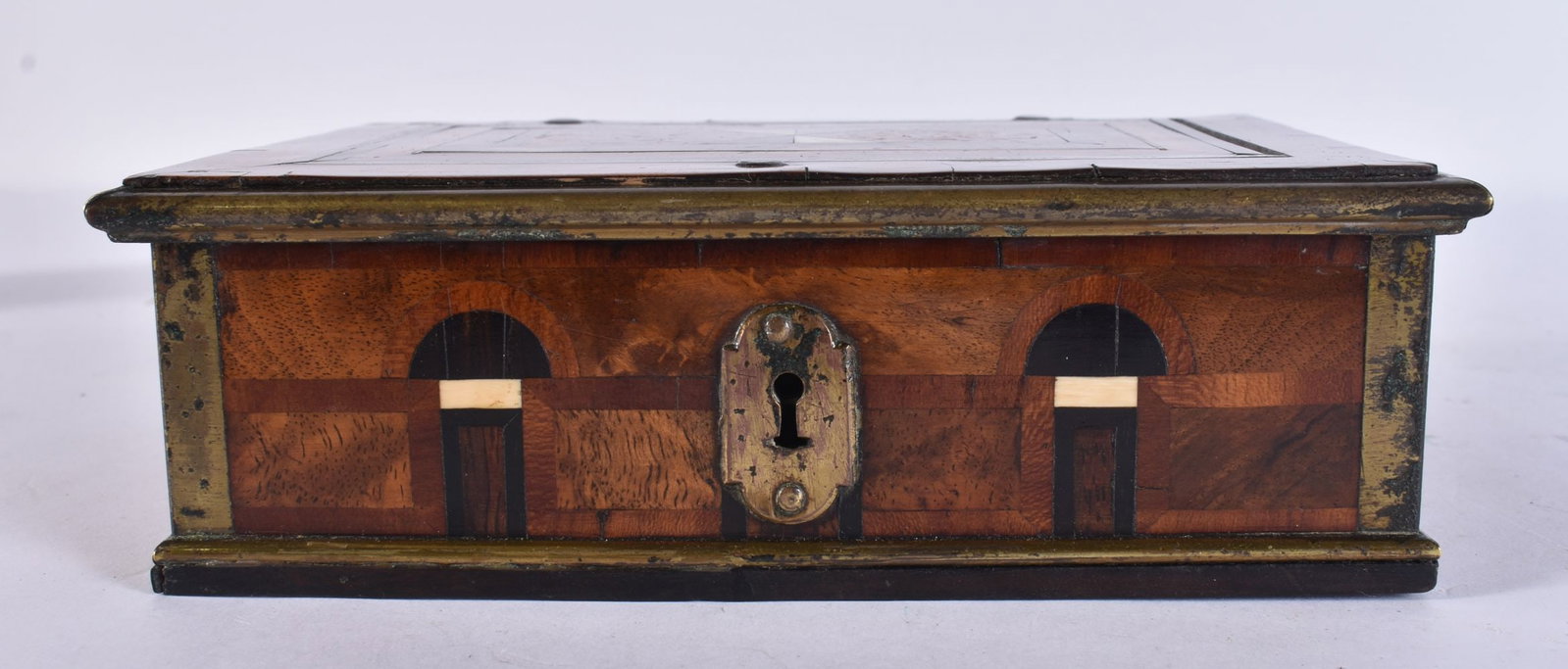 AN 18TH CENTURY CONTINENTAL CARVED MIXED WOOD TORTOISESHELL INLAID BOX. 18 cm x 12 cm.: AN 18TH CENTURY CONTINENTAL CARVED MIXED WOOD TORTOISESHELL INLAID BOX. 18 cm x 12 cm.