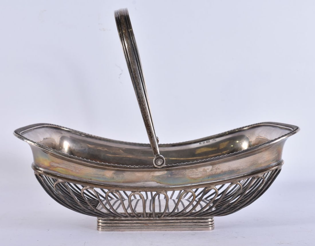 AN EDWARDIAN SILVER BASKET BY GOLDSMITHS LONDON . 664 grams. 23 cm x 18 cm.: AN EDWARDIAN SILVER BASKET BY GOLDSMITHS LONDON . 664 grams. 23 cm x 18 cm.