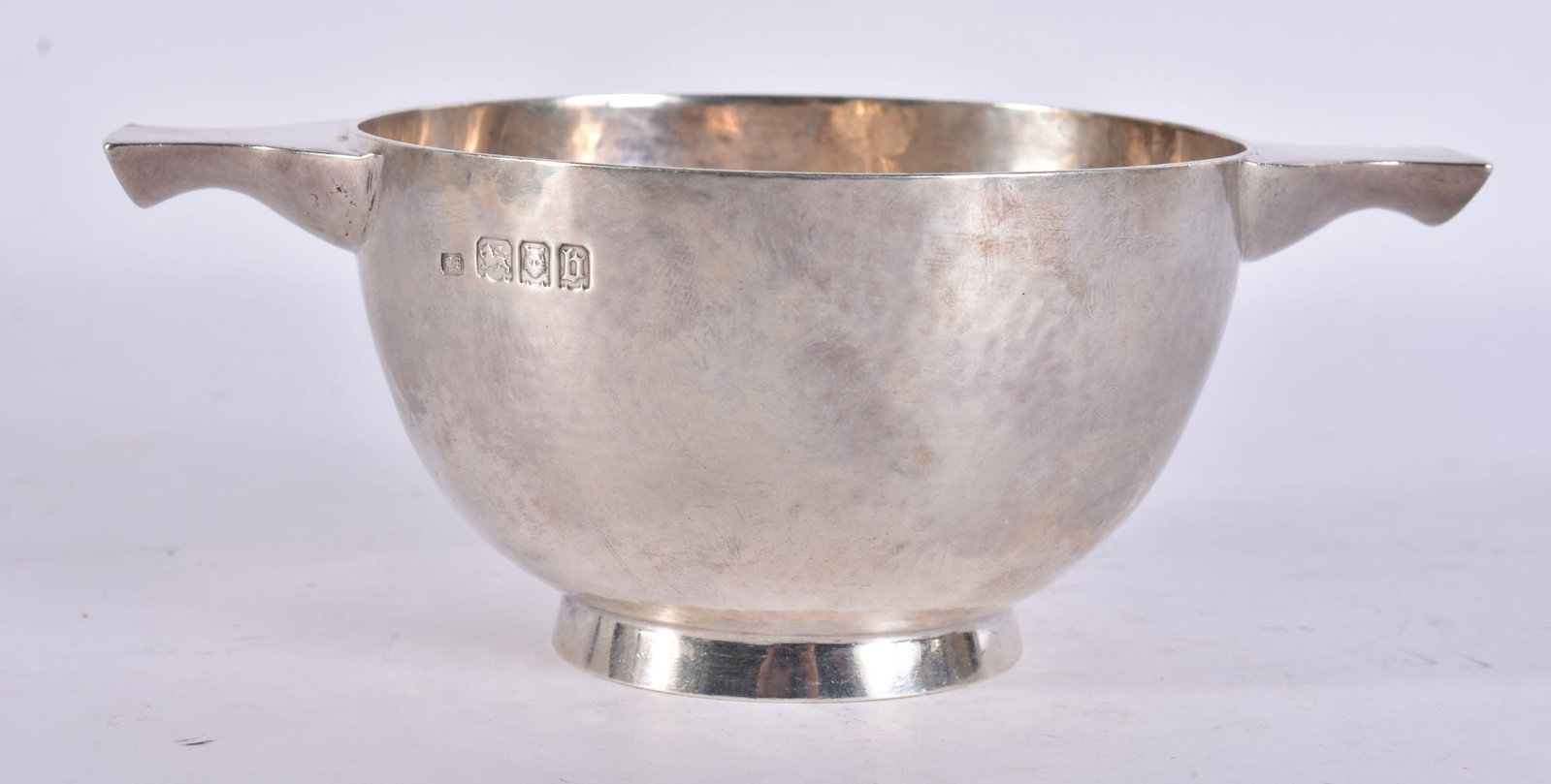 AN ART DECO HAMMERED SILVER HARRODS QUAICH. 176 grams. 15 cm wide. (1 of 5)