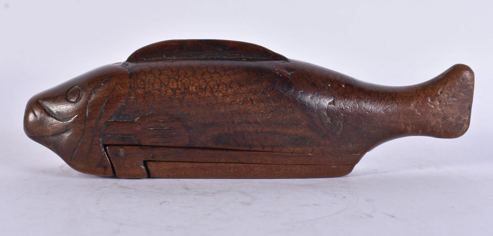 AN 18TH/19TH CENTURY EUROPEAN TREEN CARVED WOOD SNUFF BOX formed as a fish. 14.5 cm wide. (1 of 4)
