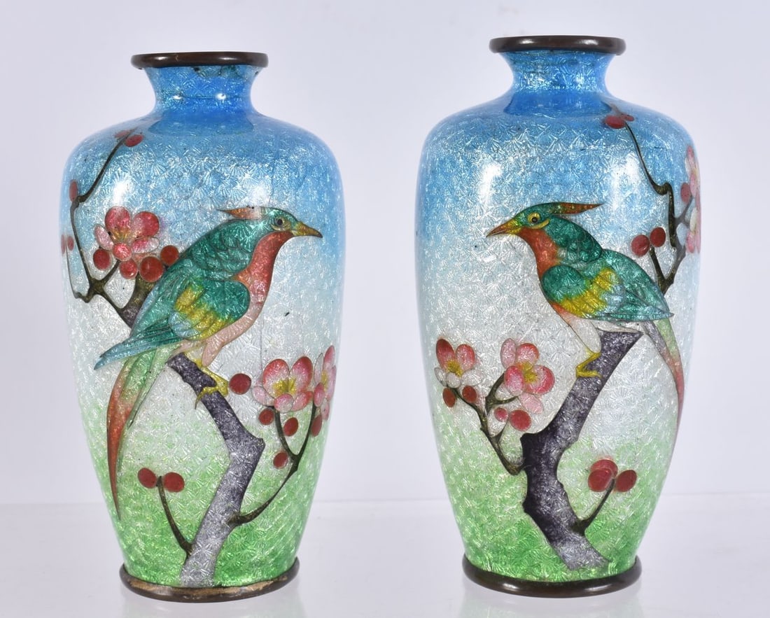 A PAIR OF EARLY 20TH CENTURY JAPANESE MEIJI PERIOD CLOISONNE ENAMEL VASES. 9.5 cm high. (1 of 4)