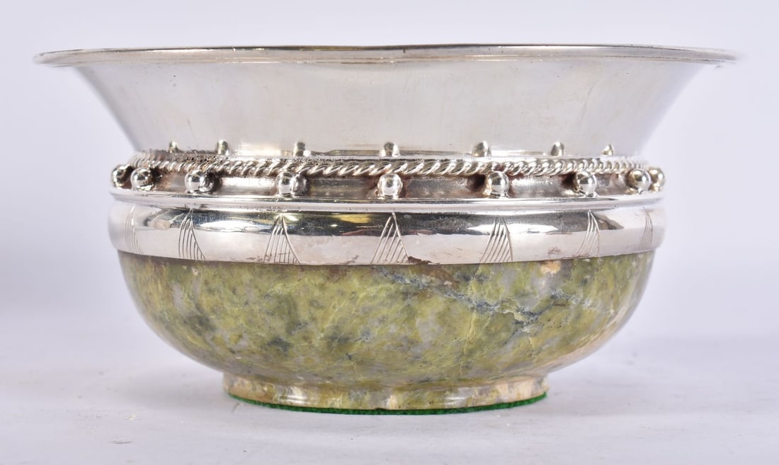 A 20TH CENTURY ENGLISH ARTS AND CRAFTS SILVER MOUNTED MARBLE MAZER TABLE BOWL of circular form with: A 20TH CENTURY ENGLISH ARTS AND CRAFTS SILVER MOUNTED MARBLE MAZER TABLE BOWL of circular form with a broad flared silver rim and applied rope-twist and pellet borders above a green veined marble lowe