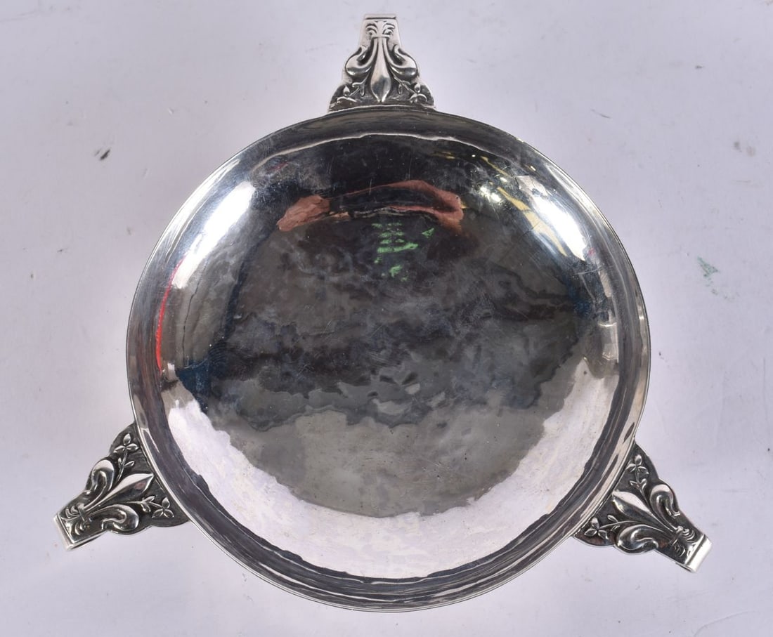 AN ART DECO TRI HANDLED SILVER DISH. 129 grams. 13 cm wide.: AN ART DECO TRI HANDLED SILVER DISH. 129 grams. 13 cm wide.